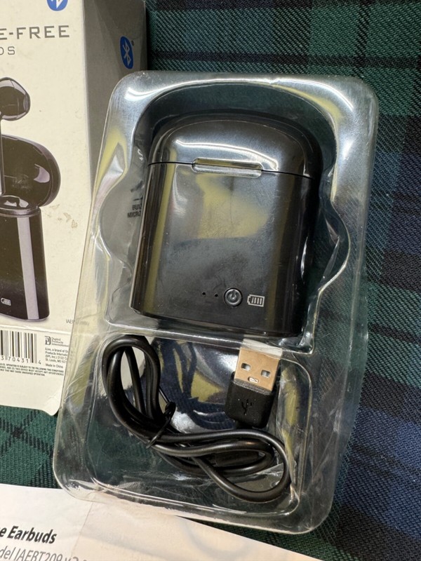 iLive Truly Wire-Free Earbuds and Charging Case gallery