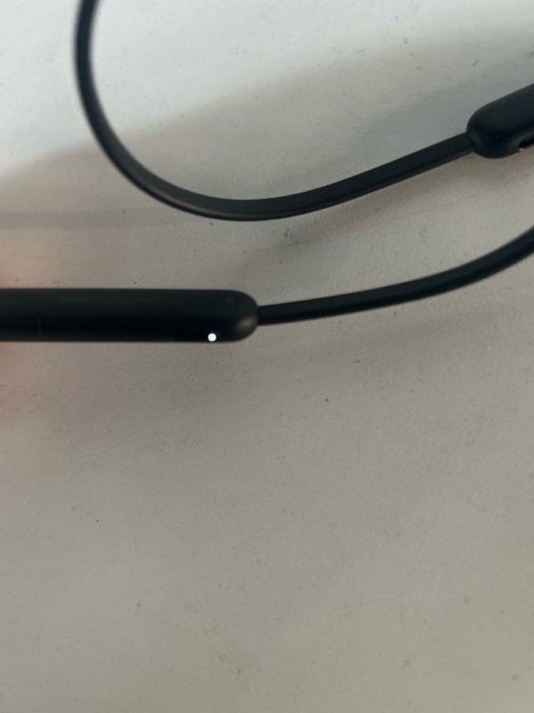 BEATS FLEX WIRELEES HEADPHONES NO CORD SEE PHOTOS FOR CONDITION (P20034394) gallery