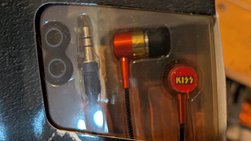 Section 8 Ear Buds with Kiss logo new in box 2010 gallery