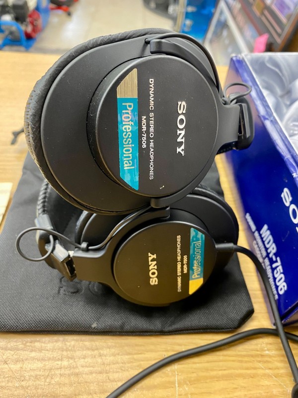 Sony MDR-7506 Professional Studio Monitor Headphones gallery