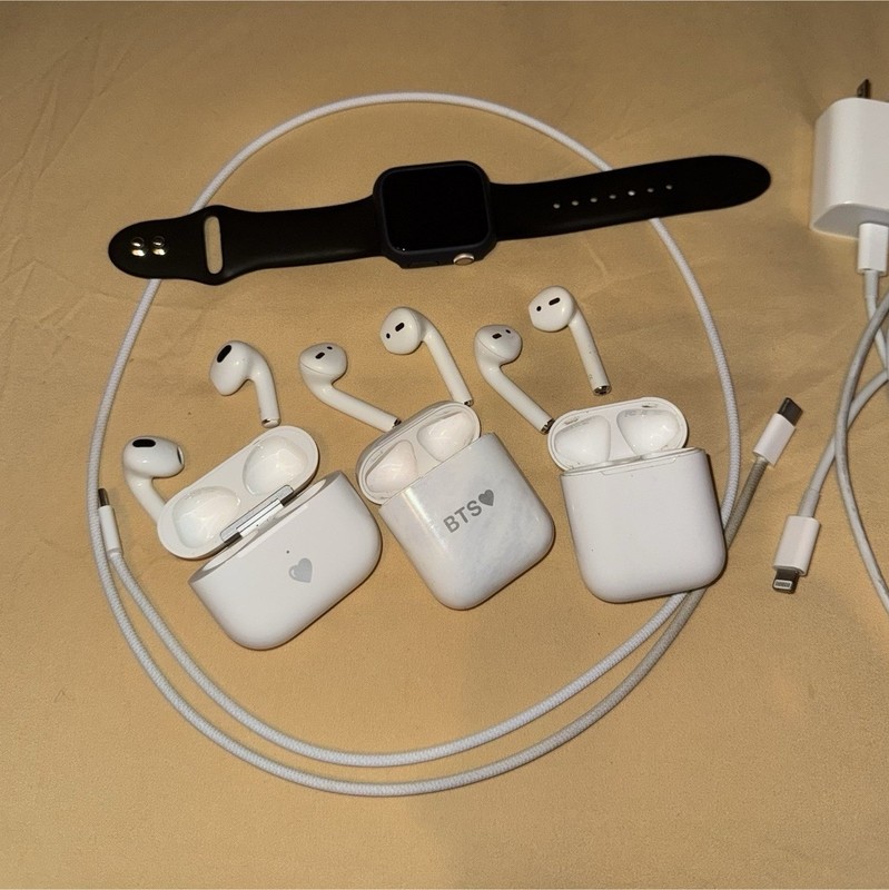 W B Tooth E buds / Air pod 2 & 3 next Generation lightning Charger Apple Watch