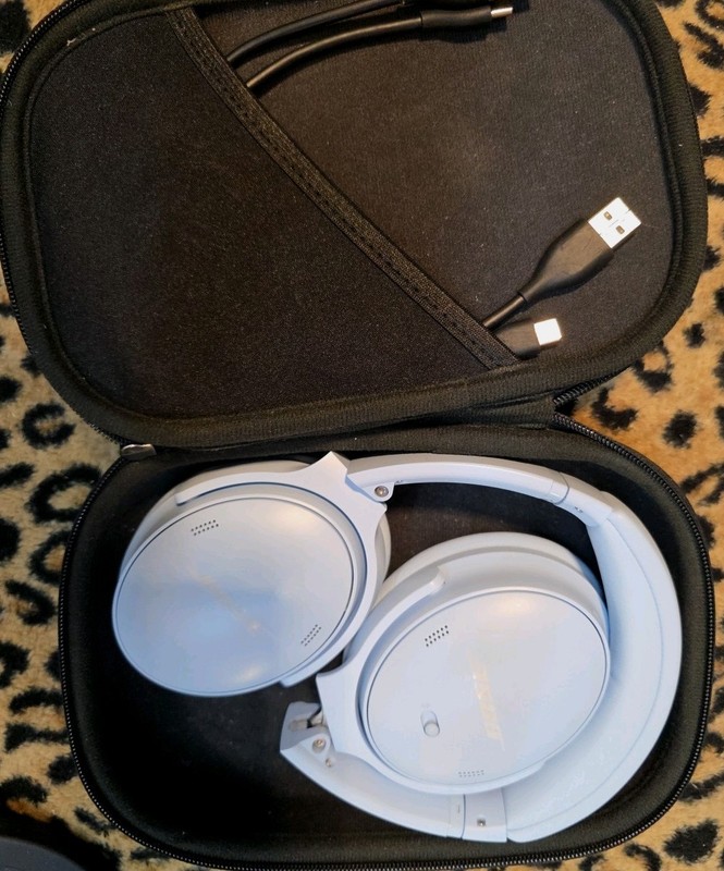 BRAND NEW 25 BOSE BLUE ONE HEADPHONES gallery