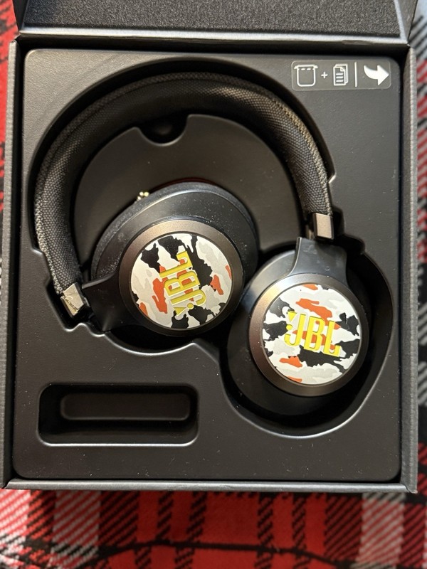 JBL On-Ear Wireless Bluetooth Headphones USB-C 40mm Drivers w/ Mic Black w/ box gallery