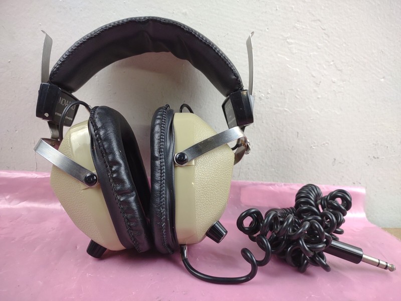 Realistic Nova Pro Vintage HI-FI Stereo Headphones. 33 1014B 8 Ohm