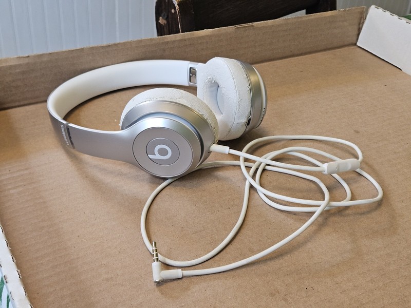 Beats By Dr. Dre Solo2 White Silver Wireless Headphones With Cable