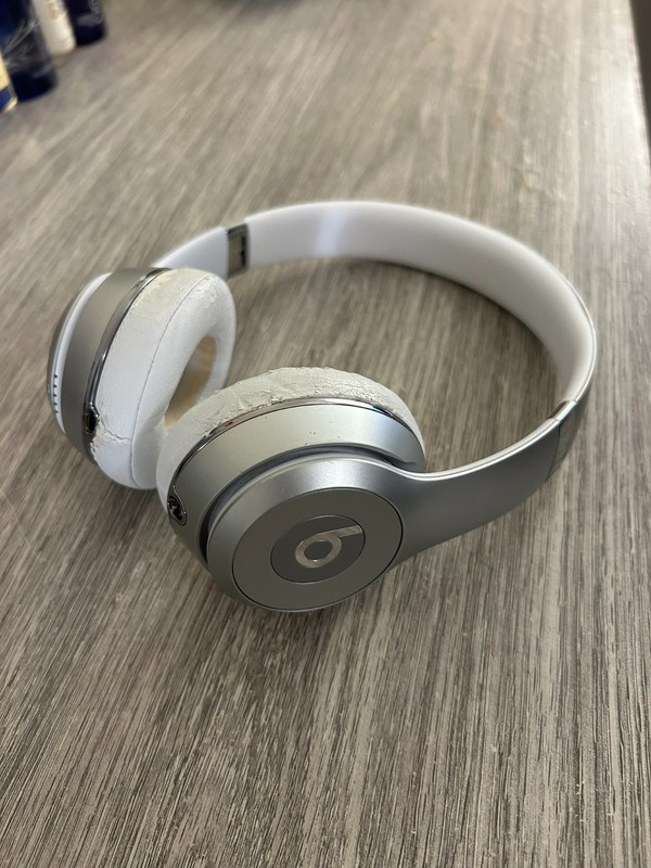 Beats Solo3 Wireless On-Ear Headphones – Satin Silver