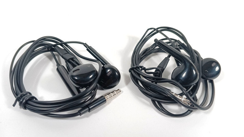 2 sets Headphones Wired Black Earbuds 3.5mm Jack Volume New Box Damaged