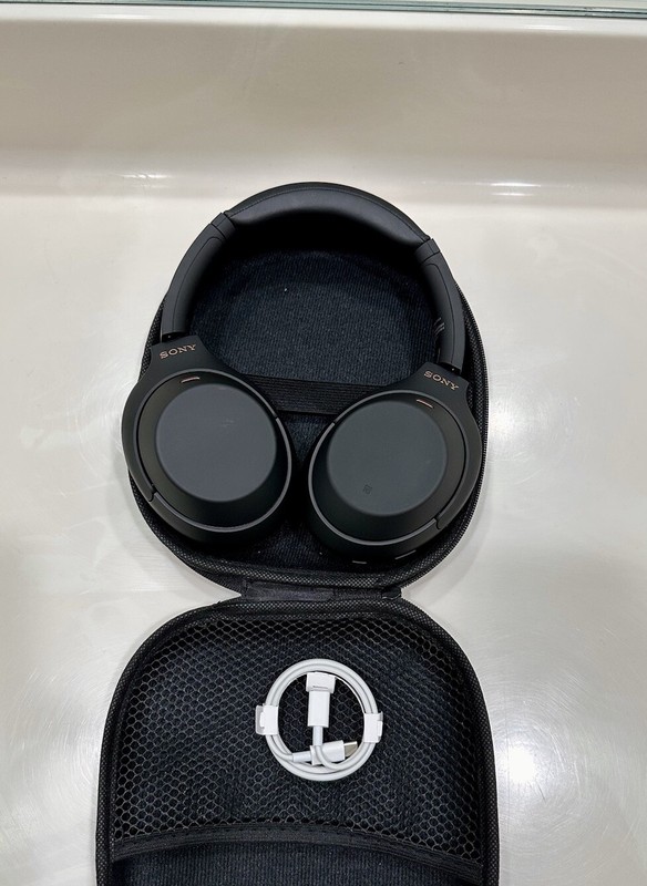 Sony Wh-1000xm4 with Carrying Case and Charging Cable