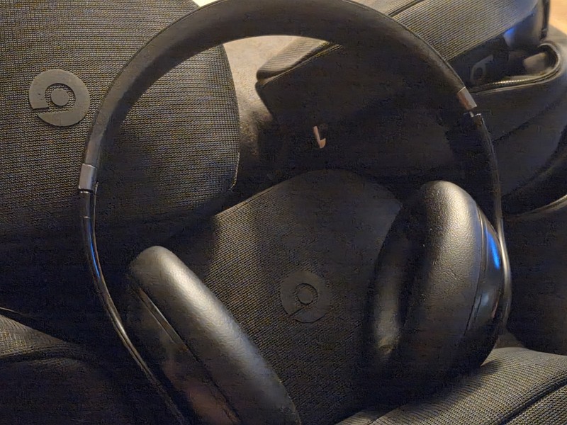 Beats by Dr. Dre Studio Pro Wireless Headphones – Black MQTP3LL/A Good