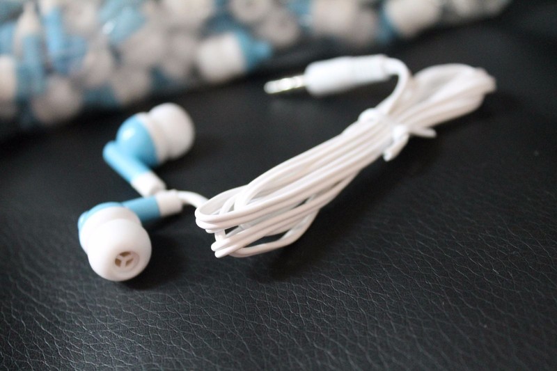 Bulk Lot of 25 – BLUE/WHITE – 3.5mm In-Ear Earbuds / Earphones – U.S. Shipper
