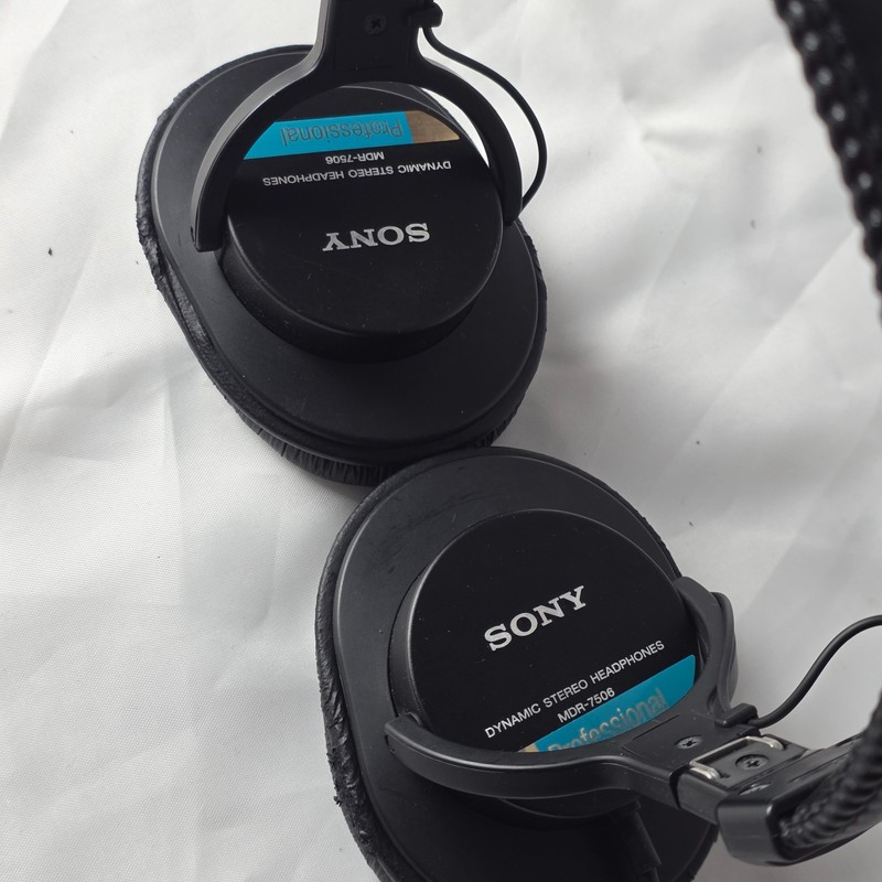 Sony MDR-7506 Professional Closed-Back Dynamic Stereo Monitoring Headphone Black gallery