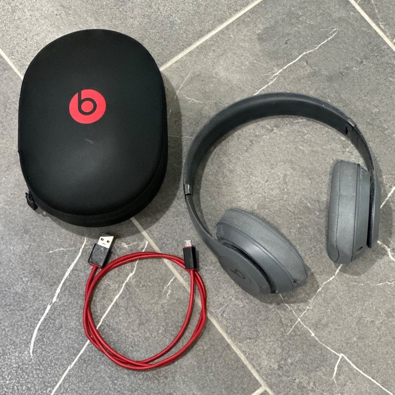 Beats by Dre Solo3 Wireless Headphones Matte Gray Bluetooth - Case gallery