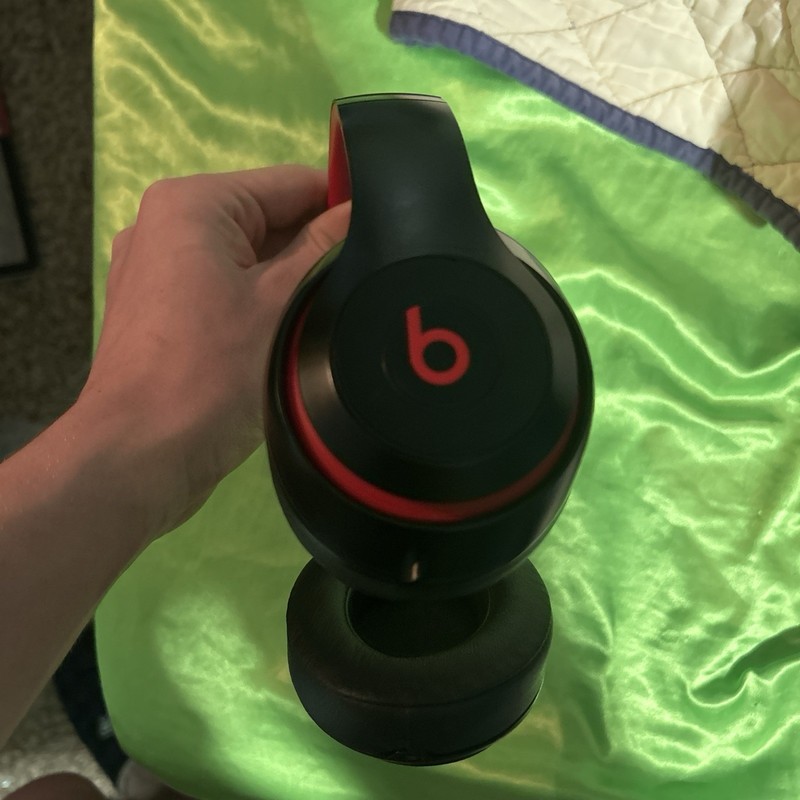 Beats by Dr. Dre Studio3 Wireless Over-Ear Bluetooth Noise Cancel Black/Red Case gallery
