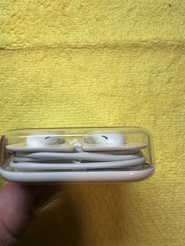Apple EarPods White Wired Earbuds 3.5mm Jack Volume Control On-Cable Mic gallery