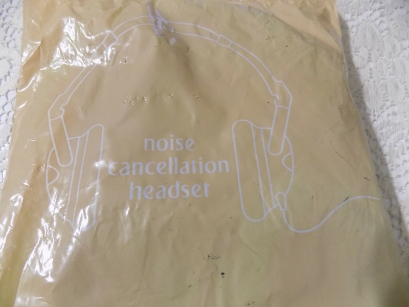 NEW Emirates Noise Cancellation Headset Black, Free Shipping gallery