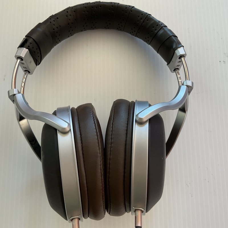 Denon AH-D5200 Closed Back Headphones – Zebrawood