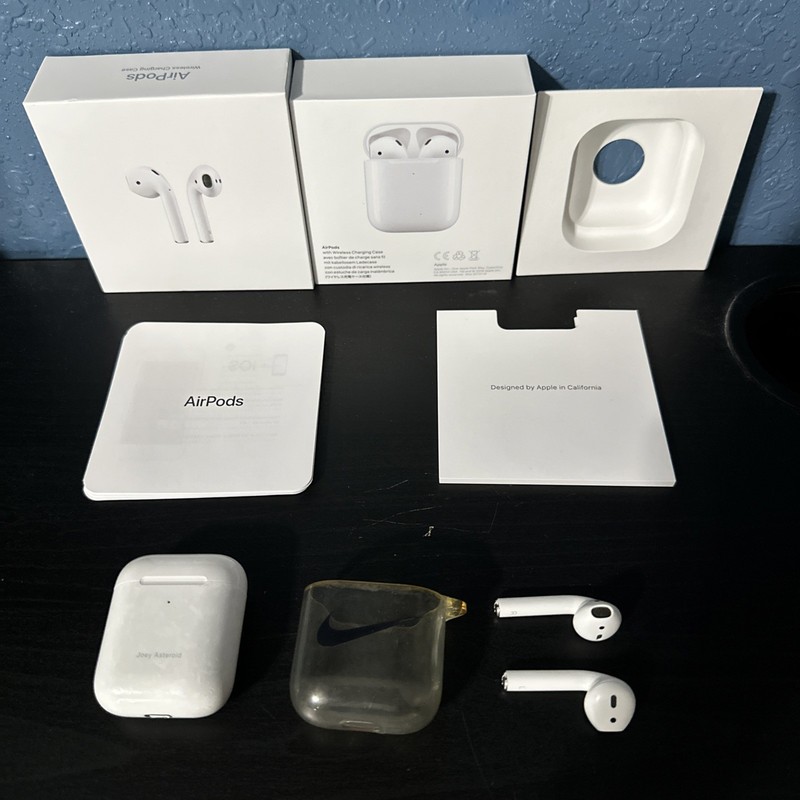 (FOR PARTS) Apple AirPods 1st Generation w/ both Earbuds & Charging Case (A1523)