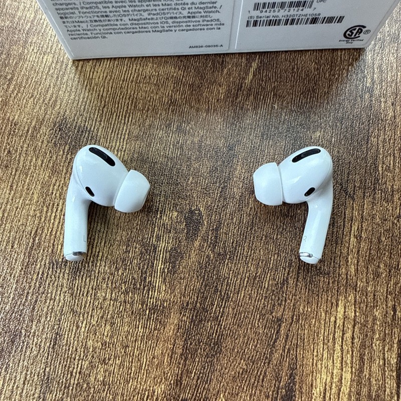 Apple AirPods Pro 1st Gen with Wireless Charging Case - Complete Set Used gallery