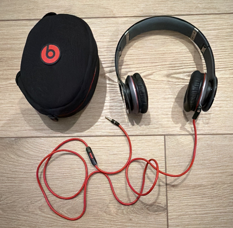 Beats by Dr. Dre Solo HD On-Ear Wired Black/Red w/ Case, 3.5mm Mic