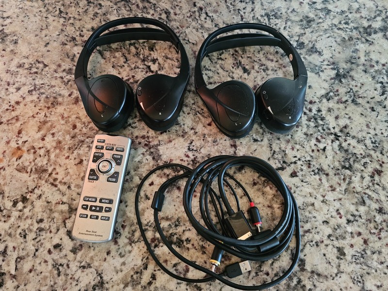 Toyota OEM Dual Channel Fold Flat Wireless Headphones PT900-00100-HP w/ remote