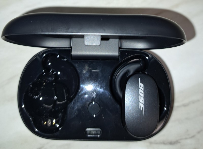BOSE QUIET COMFORT ONLY RIGHT EARBUDS + CASE WHITE SMOKE MODEL 429708 & BLACK