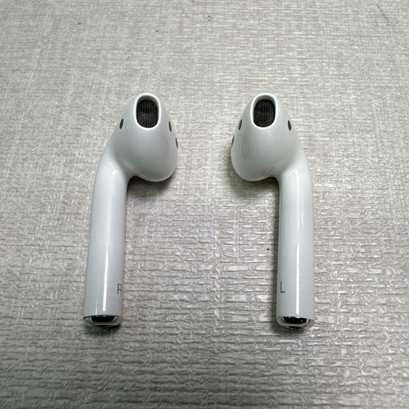 Apple AirPods 2nd Generation w Charging Case A1602 / READ gallery