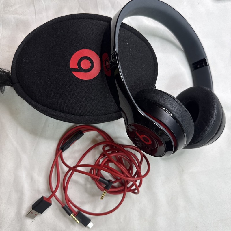 Beats by Dr. Dre Solo HD Headphones Black Red Wireless, Soft Case Tested Good