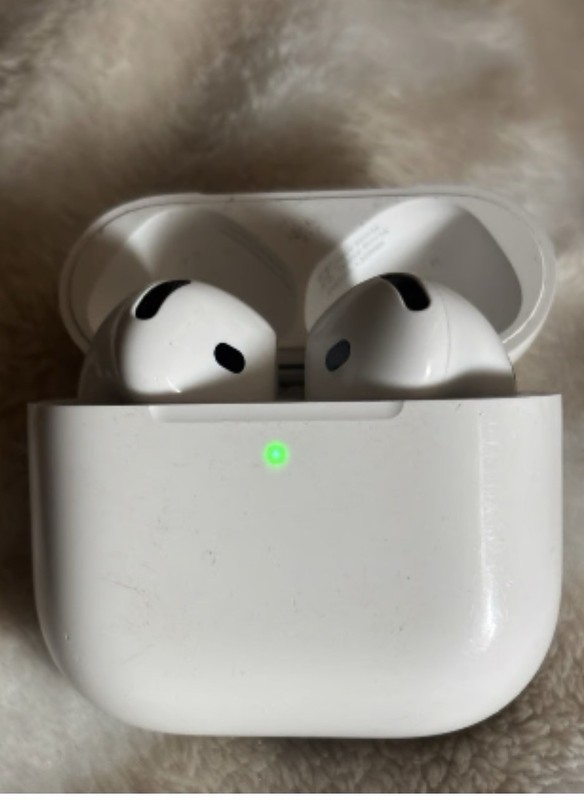 Apple AirPods White True Wireless Bluetooth In-Ear Earbuds w/ Charging Case