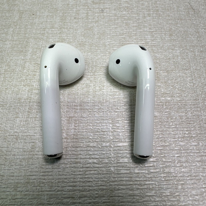 Apple AirPods 2nd Generation w Charging Case A1602 / READ gallery
