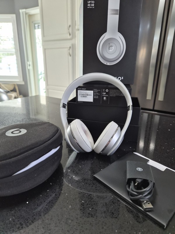Beats by Dr. Dre Solo3 Wireless Bluetooth Headphones Silver Foldable Mic