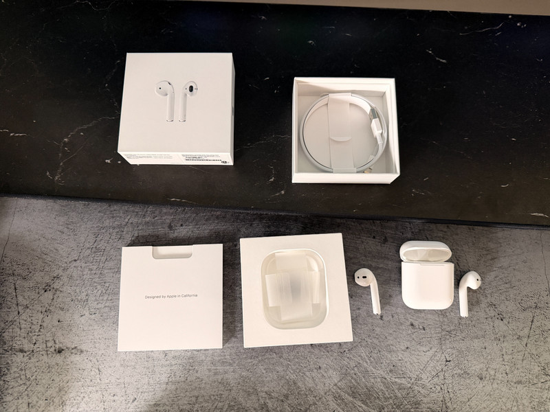 Apple AirPods 2nd Gen MV7N2AM/A Wireless Earbuds w/ Lightning Charging Case MINT