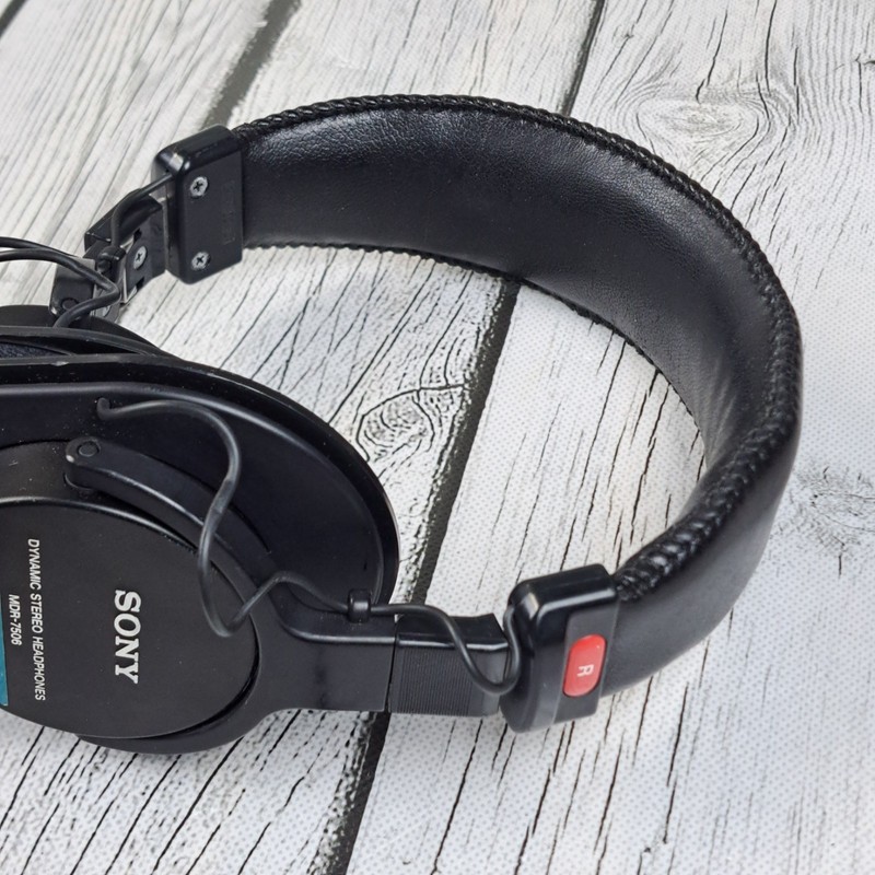 Sony MDR-7506 Professional Closed-Back Studio Monitor Headphones gallery