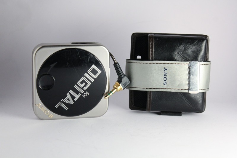 rare Sony MDR-E282 Headphones w/ plastic & belt case one work one not gallery