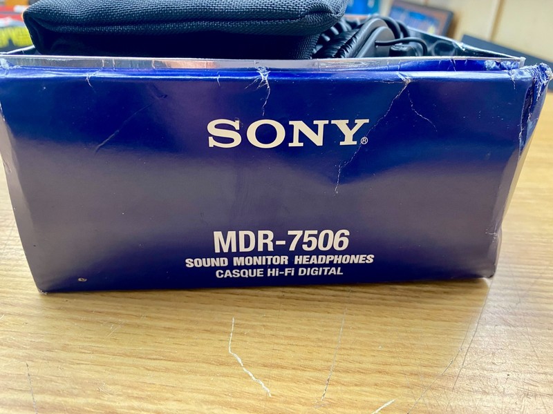 Sony MDR-7506 Professional Studio Monitor Headphones gallery