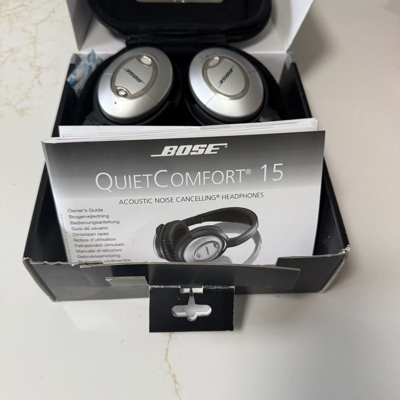 Bose QuietComfort 15 Headphones - Silver/Black with case Noise Canceling gallery