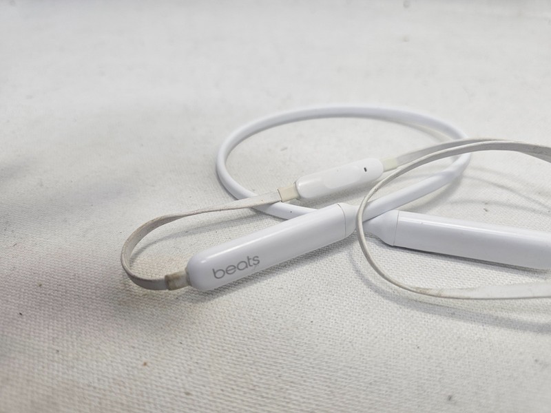 BeatsX A1763 Wireless Headphones White + Apple OEM Charger Lightning Cable gallery