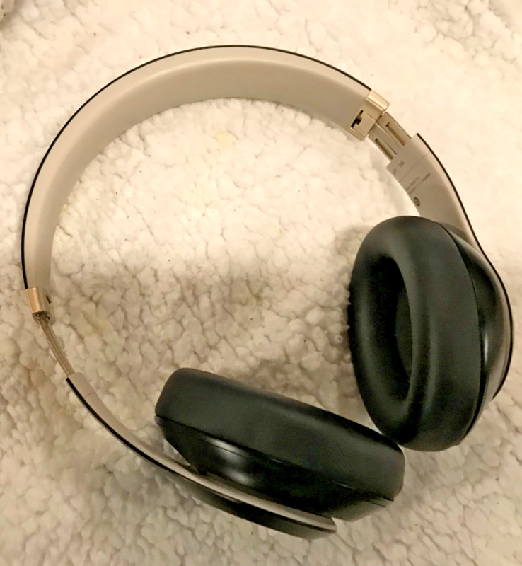 Beats by Dr. Dre Studio Pro Wireless Bluetooth Headphones – Black MQTP3LL/A