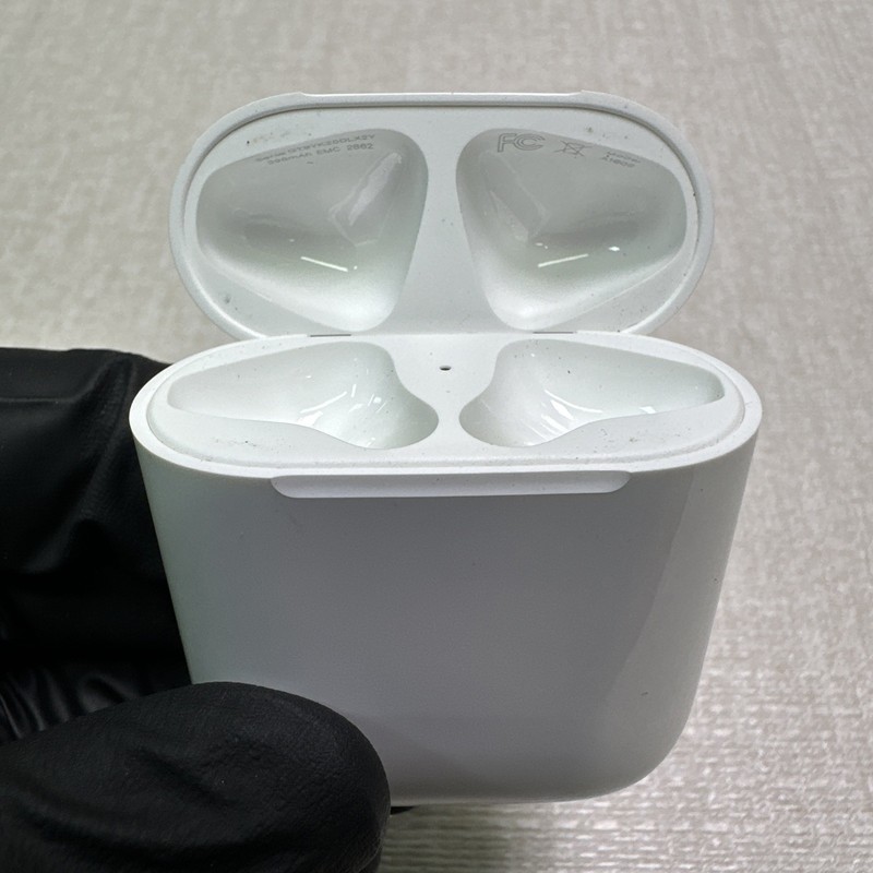 Apple AirPods 2nd Generation w Charging Case A1602 / READ gallery
