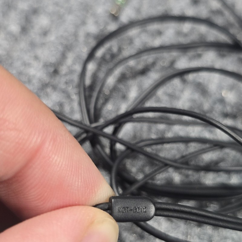 Sony MDR-ED12 Earbud Headphones Black Wired 3.5mm Vintage TESTED WORKS gallery