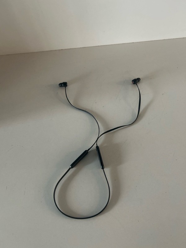 BEATS FLEX WIRELEES HEADPHONES NO CORD SEE PHOTOS FOR CONDITION (P20034394) gallery