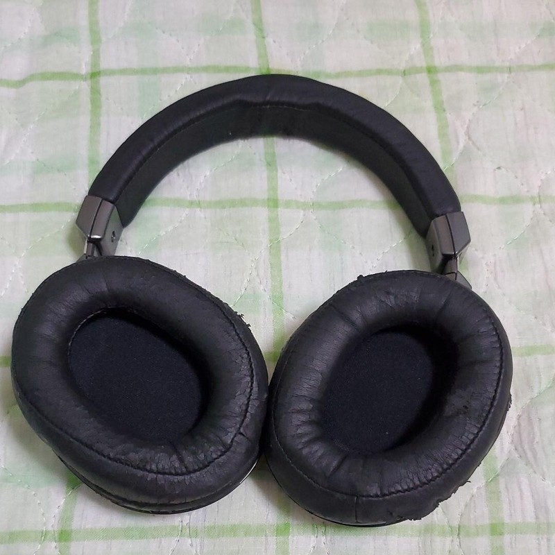 ‎Audio Technic Hi-Res Sealed Type Portable Headphone ATH-MSR7BK Black gallery