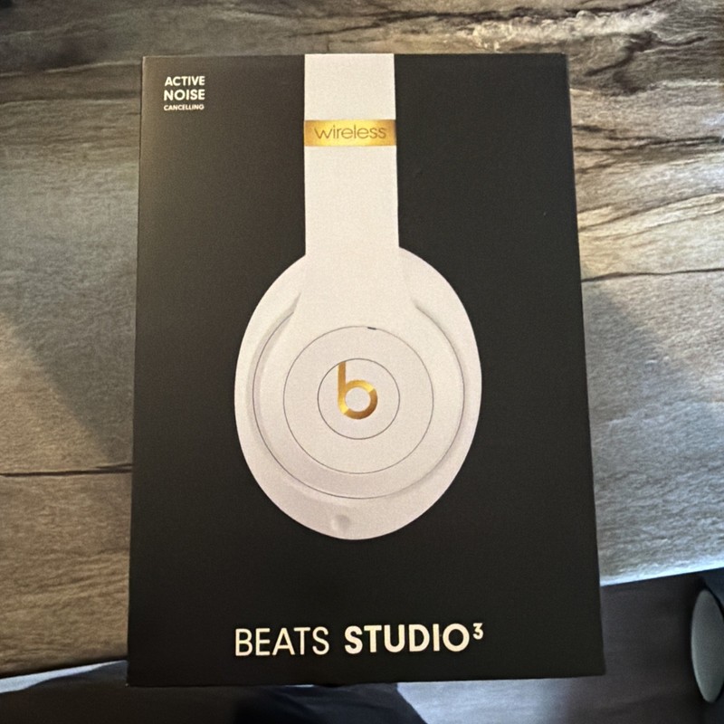 Beats by Dr. Dre Studio3 Wireless Noise Cancelling Headphones White w/ Case