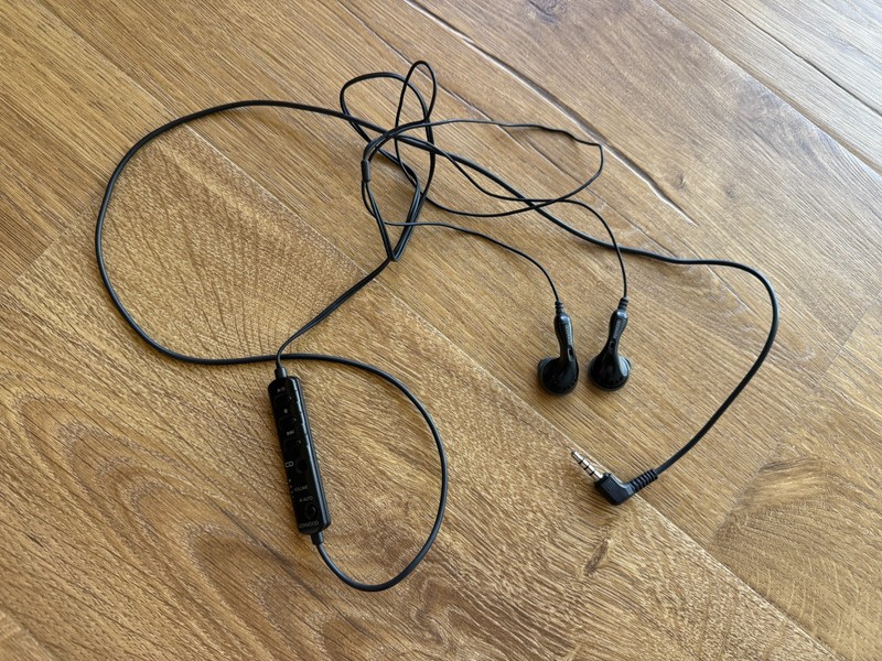 Kenwood Wired Earbuds w/controls minor wear, Tested Works
