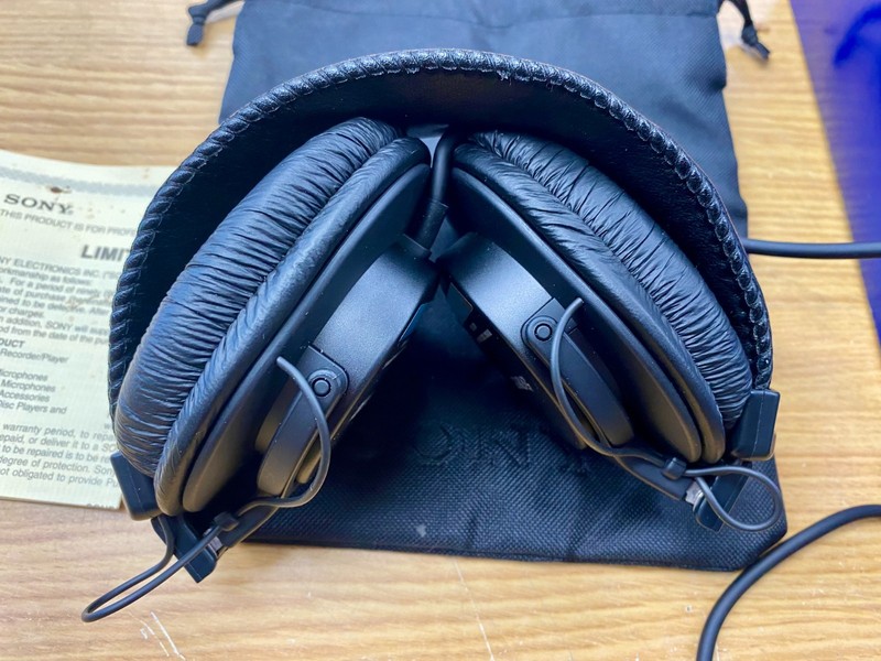 Sony MDR-7506 Professional Studio Monitor Headphones gallery