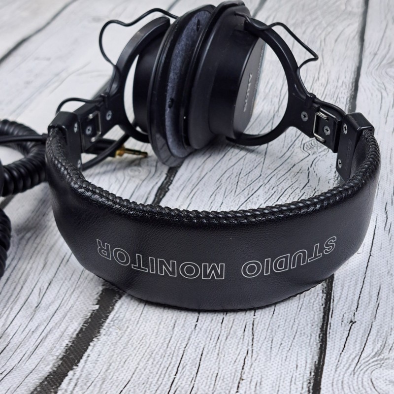 Sony MDR-7506 Professional Closed-Back Studio Monitor Headphones gallery