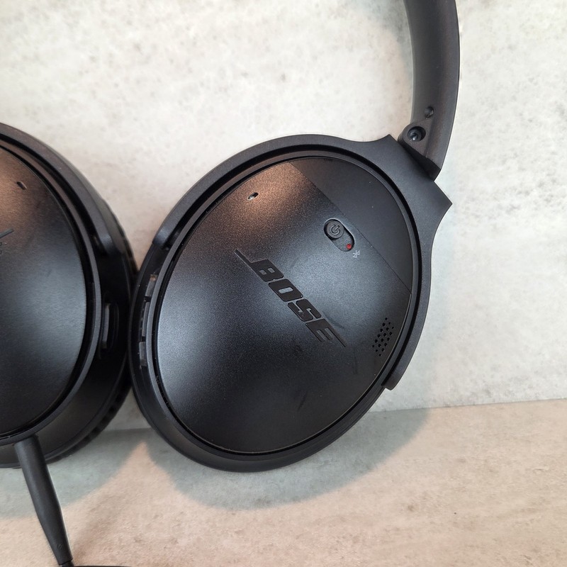 Bose QuietComfort 35 II Wireless Noise Cancelling Headphones Black Case gallery