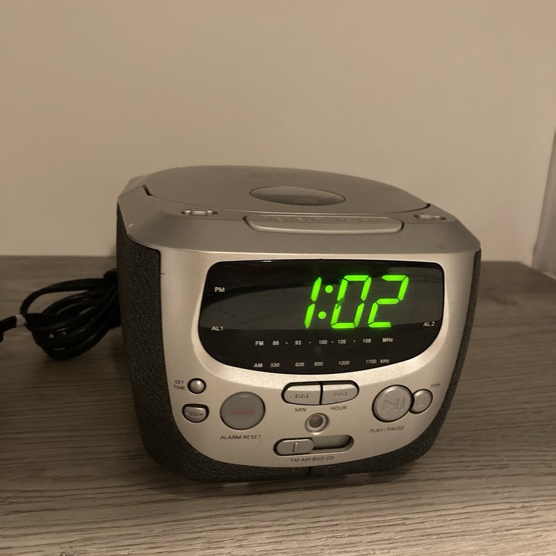 Magnavox Wide Angle Stereo AM/FM/CD Alarm Clock Radio MCR230SL/17-CD NOT PLAYING