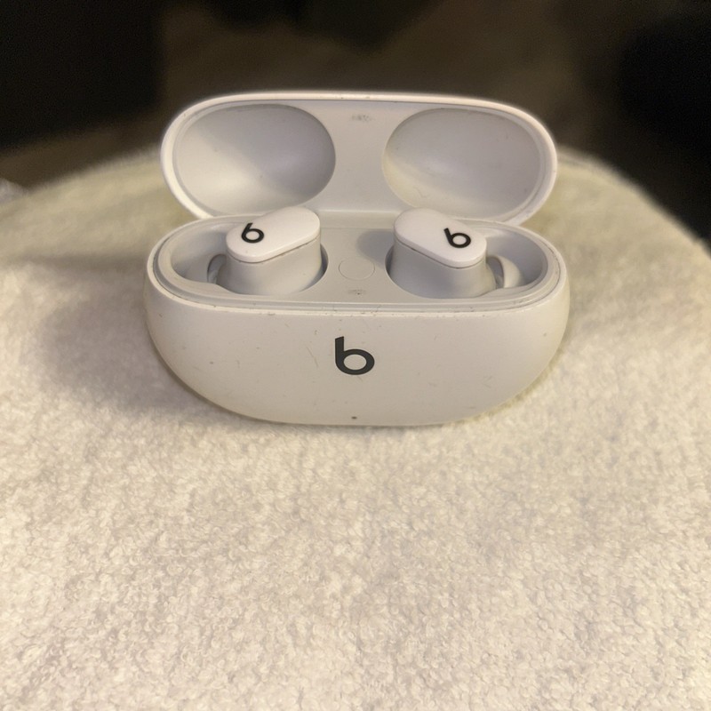 BEATS STUDIO BUDS WIRELESS NOISE CANCELLATION EARBUDS MJ4Y3LL/A – WHITE