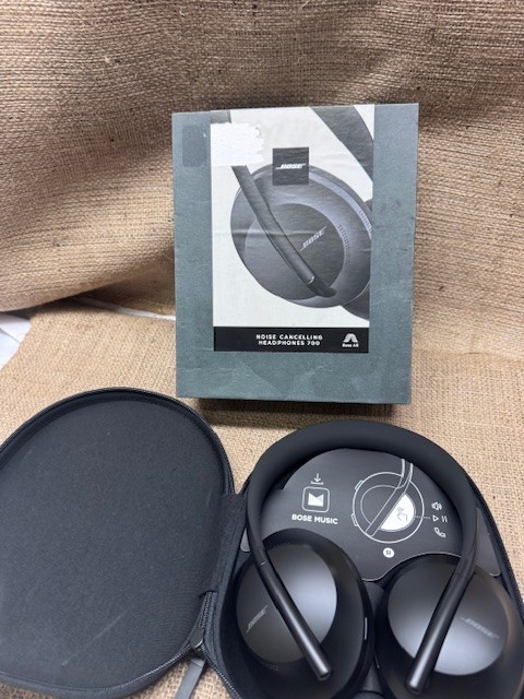 Bose 700 Noise Cancelling Headphones – Black*New-Open Box