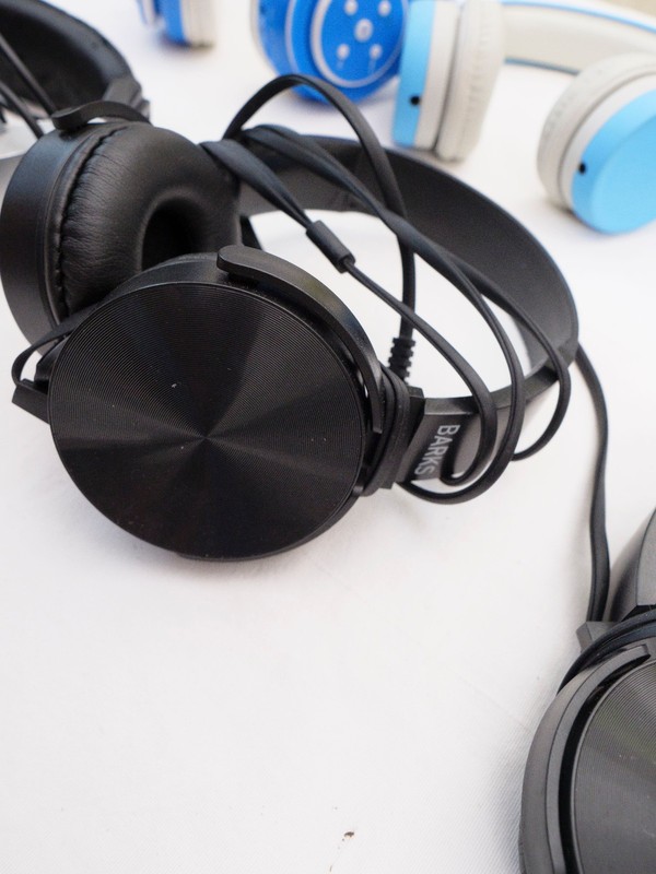 Lot of 6 Mixed Assorted Headphones gallery
